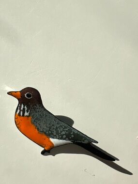 ‘70s Vintage Robin Bird Brooch • Artisan Enamel Pin • Realistic Woodland Jewelry
